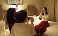ホテルニューオータニが実施した卒旅プランでは、ホテルで過ごしながら気の置けない友人と写真を撮って思い出の「記録」を残せる