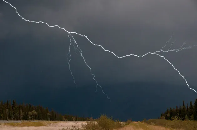 北極圏の雷に倍増予測 森林火災や気候変動を加速か Nikkei Style 北極圏の雷に倍増予測 森林火災や気候変動を加速か Nikkei Style