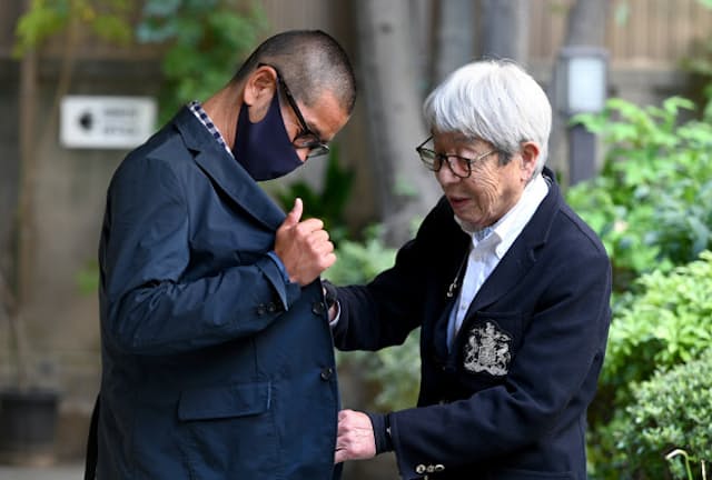安藤健治さん（左）のジャケットを見る石津祥介さん。「うん、このジャケットは素材もシルエットも合格ですね」