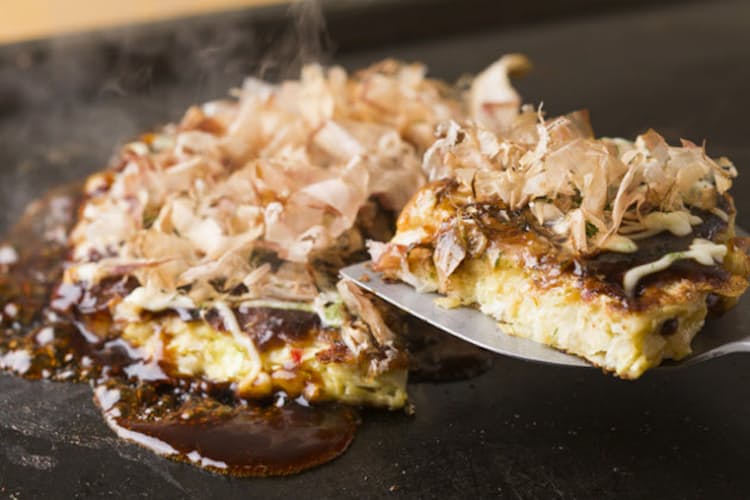 お好み焼きはどう切り分ける コナモン巡る深い話 Nikkei Style お好み焼きはどう切り分ける コナモン巡る深い話 Nikkei Style