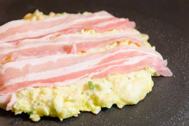 お好み焼きはどう切り分ける コナモン巡る深い話 Nikkei Style お好み焼きはどう切り分ける コナモン巡る深い話 Nikkei Style