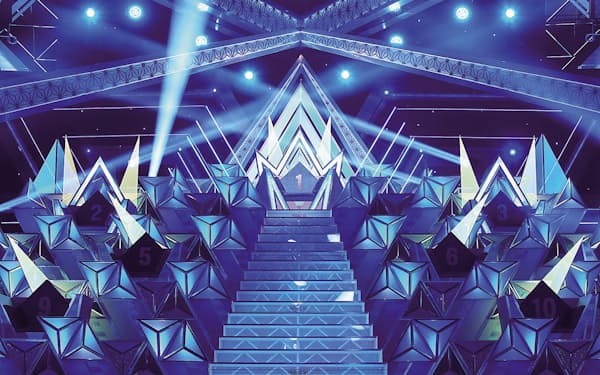『PRODUCE 101 JAPAN』最終回、勝ち残った11人がこのピラミッドに座った　（C）LAPONE ENTERTAINMENT