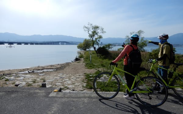 琵琶湖を一周するナショナルサイクリングルート「ビワイチ」。琵琶湖大橋を眺めて