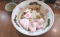 「MENクライ」（東京・浜松町）の油そば。うま味極限のタレと太さが1センチ近くある超極太麺の絡みに圧倒される。
