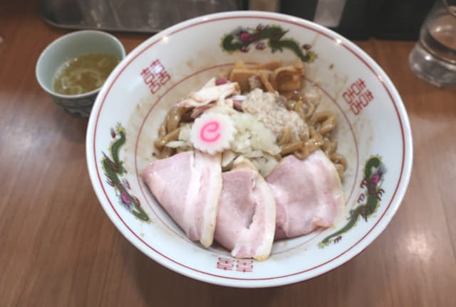 「MENクライ」（東京・浜松町）の油そば。うま味極限のタレと太さが1センチ近くある超極太麺の絡みに圧倒される。