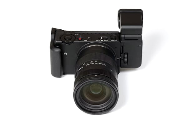 シグマのフルサイズミラーレス一眼カメラの新機種「SIGMA fp L」。写真は外付けの電子ビューファインダー「EVF-11」を装着したところ。公式オンラインストアの販売価格は27万5000円（税込み、ボディーのみ）