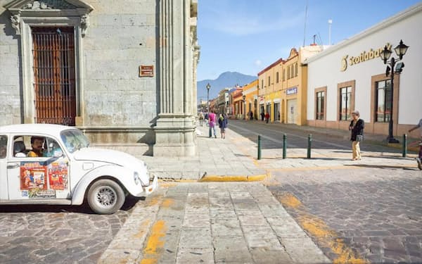 メキシコの町オアハカでは、今でもフォルクスワーゲン・ビートルが当たり前のように走っている（PHOTOGRAPH BY ADAM ROSE）