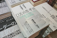 1階入り口すぐのメインの平台に展示する(八重洲ブックセンター本店)