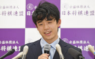 藤井二冠のタイトル初防衛戦が6月から始まる(2020年、タイトル挑戦を決めた時の藤井二冠 代表撮影)