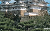 現在は大修理中（写真1）。城の全域が江戸時代に近い姿で残る。写真2は菱の門