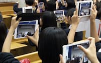 品川女子学院の高校2年生は全員が「iPad mini」を持つ