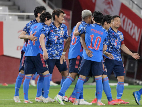 日本がセルビアに競り勝つ サッカー親善試合 伊東ゴール 日本経済新聞