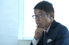「クールビズという定義がなくなったら、日本も一皮むけたといえるのではないでしょうか」と話すフューチャー会長兼社長の金丸恭文さん(東京・品川のフューチャー本社)