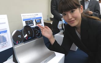 シャープが開発した、自由な形状に設計・製造できる液晶パネル「フリーフォームディスプレー（FFD）」。発表会では、自動車のフロントパネル向けを想定した試作品を展示した（18日、大阪市）