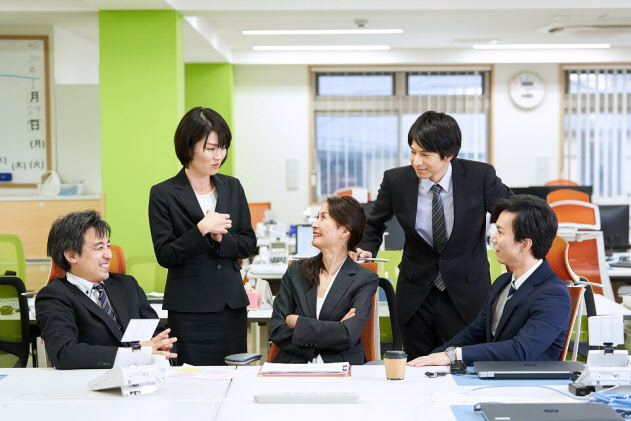 異業種転職では職場の風土や体質にも下調べが欠かせない(写真はイメージ) =PIXTA