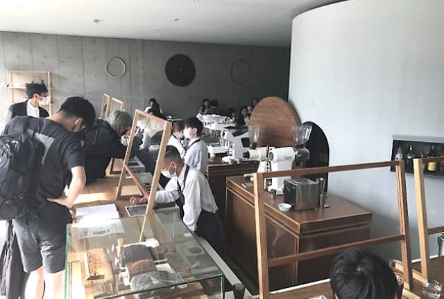 「OGAWA COFFEE LABORATORY」（東京・世田谷）の店内。レジカウンターで注文する時に、バリスタが客の好みなどを丁寧に聞き取りする。背後にあるのはコーヒー豆を貯蔵している「蔵」
