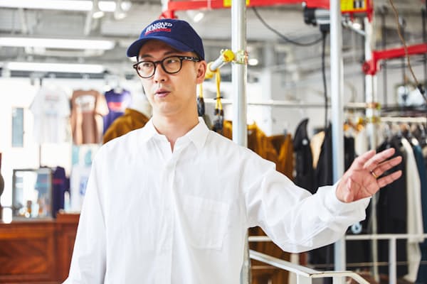 休日カジュアルの基本 シャツは長袖 腕まくりが粋 Nikkei Style 休日カジュアルの基本 シャツは長袖 腕まくりが粋 Nikkei Style