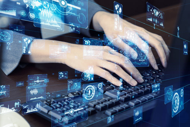 企業はDX人材の確保が課題(写真はイメージ=PIXTA)