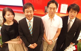 アニメイト（東京・板橋）とヤフー連合は電子書店の世界に新しい風を吹かせようと試みる。写真は、アニメイトとヤフー傘下GyaOの共同出資会社「アニメイトギャオ」（東京・板橋）の国枝信吾社長（左から2番目）や佐藤美佳取締役（一番左）ら、今回のプロジェクトの主要メンバー