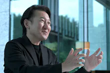 「ミュージシャンを目指していたころから黒が好きでした」と話すカトープレジャーグループCEOの加藤友康さん(東京都千代田区の仏料理店「プレーガトウキョウ」で)