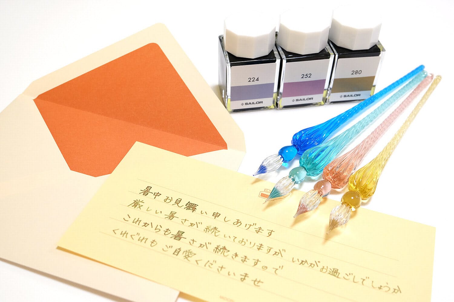 紙の色を楽しんで手紙を書こう 色彩や筆致を楽しむガラスペン 暑中見舞いも個性的に Nikkei Style 紙の色を楽しんで手紙を書こう 色彩や筆致を楽しむガラスペン 暑中見舞いも個性的に Nikkei Style