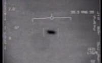 2004年、米海軍の飛行士たちが、カリフォルニア州沖で赤外線カメラがとらえた楕円形の未確認飛行物。1分10秒過ぎに突然加速して左に消える。この物体はすぐに「チクタク」と呼ばれるようになった（PHOTOGRAPH BY U.S. DEPARTMENT OF DEFENSE）