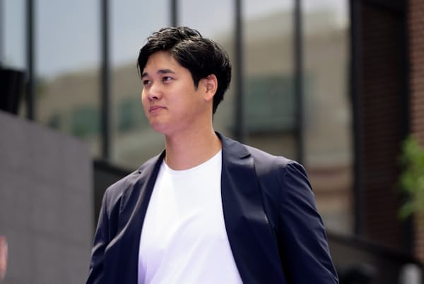 オールスターレッドカーペットショーで着用されたこちらのジャケット、パンツ、Tシャツ、靴一式は「飛ぶように売れた」(ヒューゴ ボス ジャパン)という オールスターレッドカーペットショーで着用されたこちらのジャケット、パンツ、Tシャツ、靴一式は「飛ぶように売れた」(ヒューゴ ボス ジャパン)という