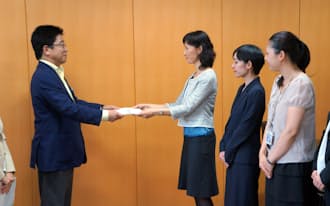 加藤勝信内閣人事局長に働き方改革実行に向けた提言を手渡した「霞が関で働く女性有志」のメンバー。いずれも30代後半の課長補佐クラスだ