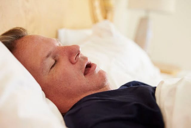 寝ている間に気道が狭くなることで、いびきや無呼吸・低呼吸が起こります。（写真＝123RF）