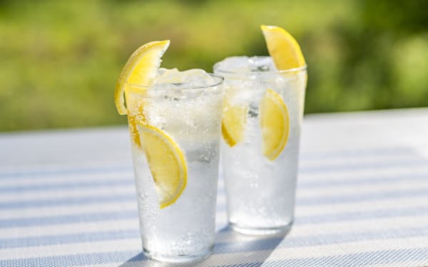 人気のレモン味のアルコール飲料に塩を加えて味わいの変化を楽しむのもいい
