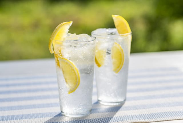 人気のレモン味のアルコール飲料に塩を加えて味わいの変化を楽しむのもいい
