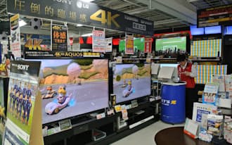 図3　売り場の目立つところに4Kテレビが並ぶ（東京・豊島のビックカメラ池袋本店）