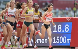 陸上女子1500メートルで力走する田中希実選手（右端）