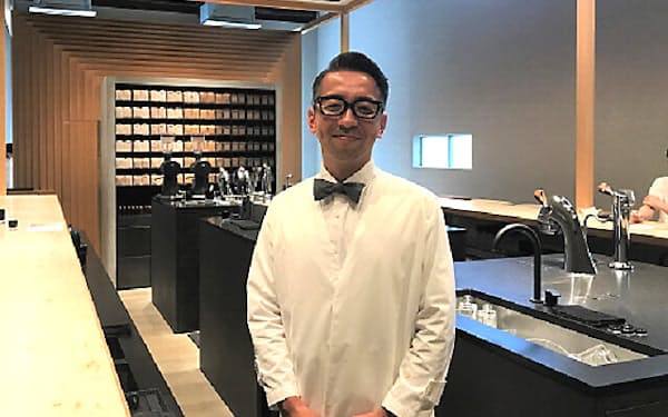 「KOFFEE MAMEYA -Kakeru-（コーヒーマメヤ　カケル）」の経営者で自身もバリスタの國友栄一さん。海外では香港で4店、シンガポールとロンドンで1店ずつ運営している
