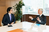 沢田道隆・花王会長(右)と伊藤邦雄・一橋大学CFO教育研究センター長