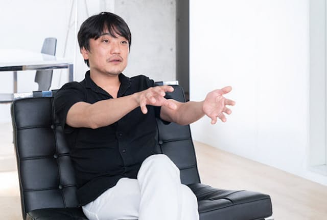 VRゲームを手掛けるThirdverse(サードバース、東京・千代田)のCEO(最高経営責任者)、國光宏尚氏。2007年にgumiを創業し、SNSなどのモバイルインターネット事業を展開。さらに、VR(仮想現実)やブロックチェーン関連ビジネスも次々と手掛けた。21年7月にgumi会長を退任し、同年8月から現職 VRゲームを手掛けるThirdverse(サードバース、東京・千代田)のCEO(最高経営責任者)、國光宏尚氏。2007年にgumiを創業し、SNSなどのモバイルインターネット事業を展開。さらに、VR(仮想現実)やブロックチェーン関連ビジネスも次々と手掛けた。21年7月にgumi会長を退任し、同年8月から現職
