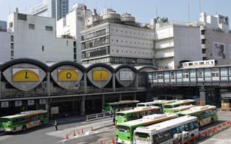 東急東横線の渋谷駅（当時）には、かまぼこ屋根が架かっていた。2013年3月に撮影（写真:日経ホームビルダー）