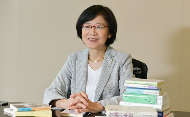 おきな・ゆり 東京出身。84年慶大院修了。日銀勤務を経て日本総研に。2018年から理事長。金融審議会、規制改革会議などで経済政策を提言してきた。