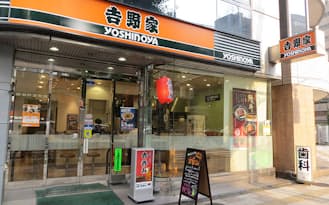 今回訪れたのは吉野家の「西五反田一丁目店」。このほか、「東京駅八重洲通り店」「JR神田駅店」などの店舗で実施中。外観は通常の吉野家と変わらないが、赤ちょうちんが目印