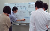 写真1　大阪ガス「データ分析講習」でのグループワークの様子。概念図を描いてみる