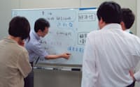 写真1 大阪ガス「データ分析講習」でのグループワークの様子。概念図を描いてみる