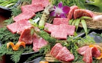松阪牛焼肉Mでは産地直送の松阪牛を一頭丸ごと使用し、リーズナブルな価格で提供。定番のカルビやロース、赤身や霜降りのほか、一頭からわずかしかとれない稀少な部位、ホテルやステーキハウスなどで提供するようなプレミアムビーフも用意。海外では松阪牛が希少なのも人気の理由とか