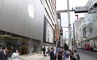 iPhone6/6プラスを購入するため、銀座の街頭に多くの人が並んだ（19日、東京・中央のアップルストア銀座）