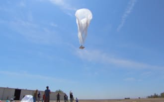 図2　実験で気球を飛ばす様子（Project LoonのWebサイト内の紹介動画の1シーン）