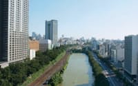 飯田橋から市ケ谷方向を見る。外濠の左側にJR中央線・総武線、右側に外堀通りが併走している（写真:三上 美絵）