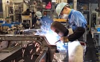 ロボットによる溶接の一部を手作業に置き換えたトヨタ自動車の本社工場（愛知県豊田市）