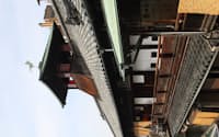 道後温泉（愛媛県松山市）は「日本書紀」にも登場する日本最古の温泉。1894年（明治27年）、初代の道後町長である伊佐庭如矢の発案により、木造三層楼が建設された。第1期の設計は坂本又八郎。後の文豪、夏目漱石が松山に赴任したのはその翌年。漱石の好んだ3階の1室は「坊っちゃんの間」となっている。本館上の振鷺閣（しんろかく）は、毎朝6時に太鼓の音で開館を告げる（写真:磯達雄）