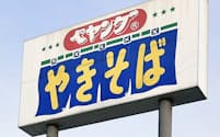 ペヤングはロングセラー商品の地位を守れるか(本社の看板)