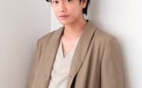 佐藤健（さとう・たける）、1989年3月21日生まれ。埼玉県出身。2007年『仮面ライダー電王』で初主演し、2008年『ROOKIES ルーキーズ』で注目され、2010年NHK大河『龍馬伝』を経て、映画『るろうに剣心』3部作が興収125億円突破（写真:中川真理子、スタイリスト:吉本知嗣、ヘアメイク:MIZUHO/vitamins）