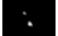 NASAの無人探査機「ニューホライズンズ」が1月末に撮影した冥王星（下の点）と衛星カロン（上の小さな点）の画像=NASA提供・共同